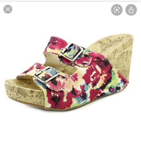 ⛄️CLEARANCE⛄️ 🌟HOST PICK🌟 Unlisted floral wedge sandals - Picture 2 of 7